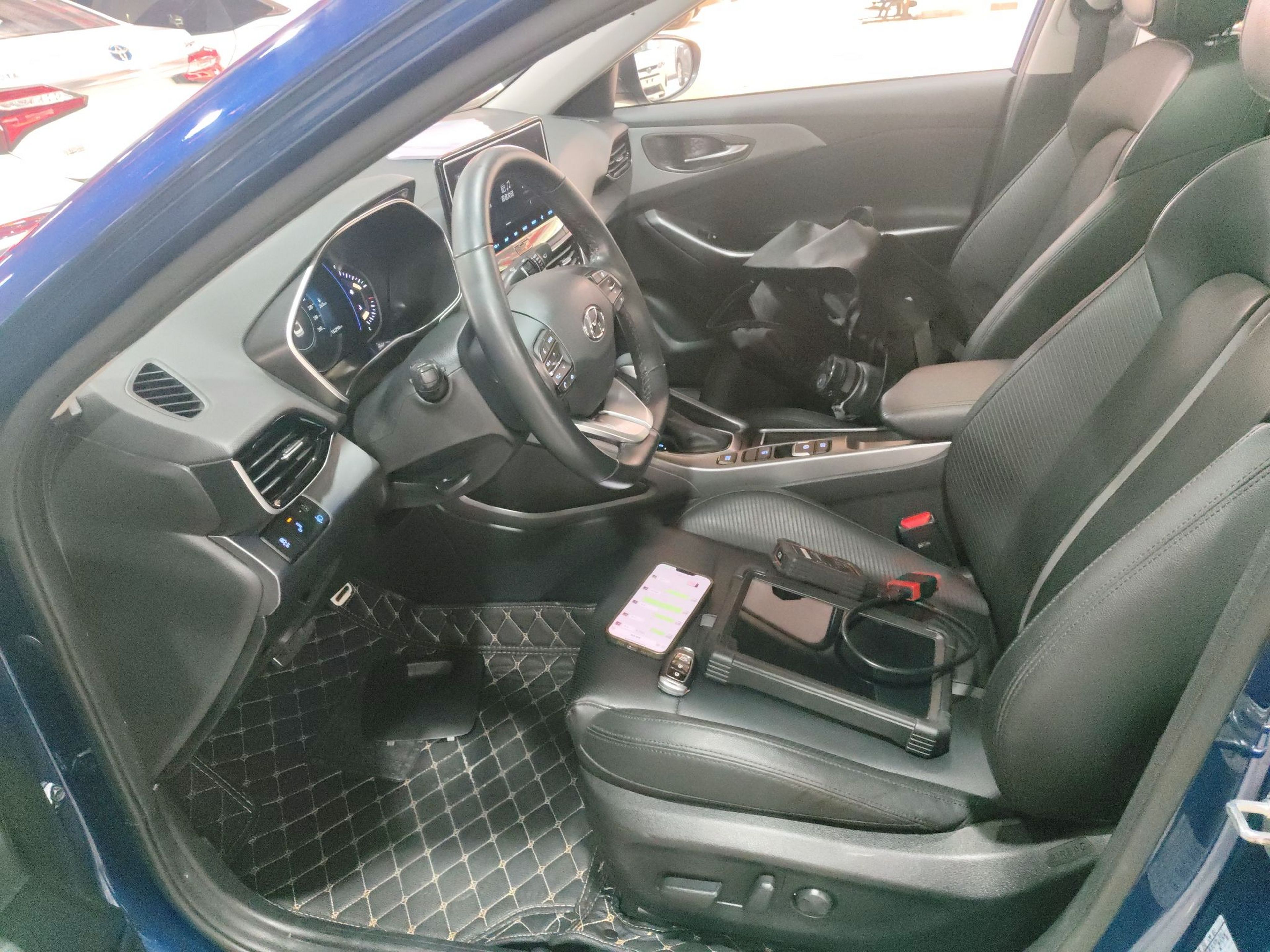 Переднее сиденье в автомобиле