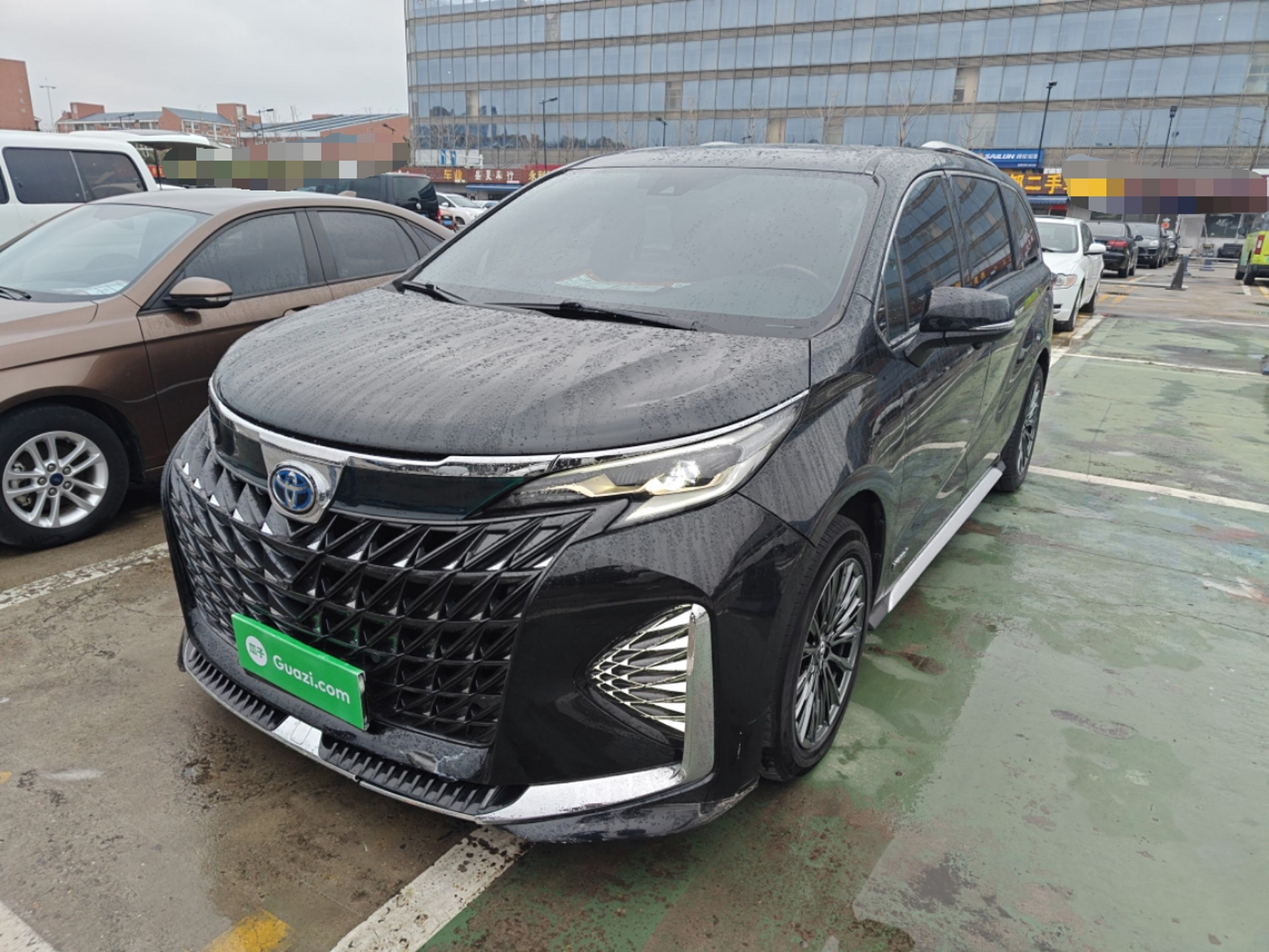 تحت مقدمة السيارة