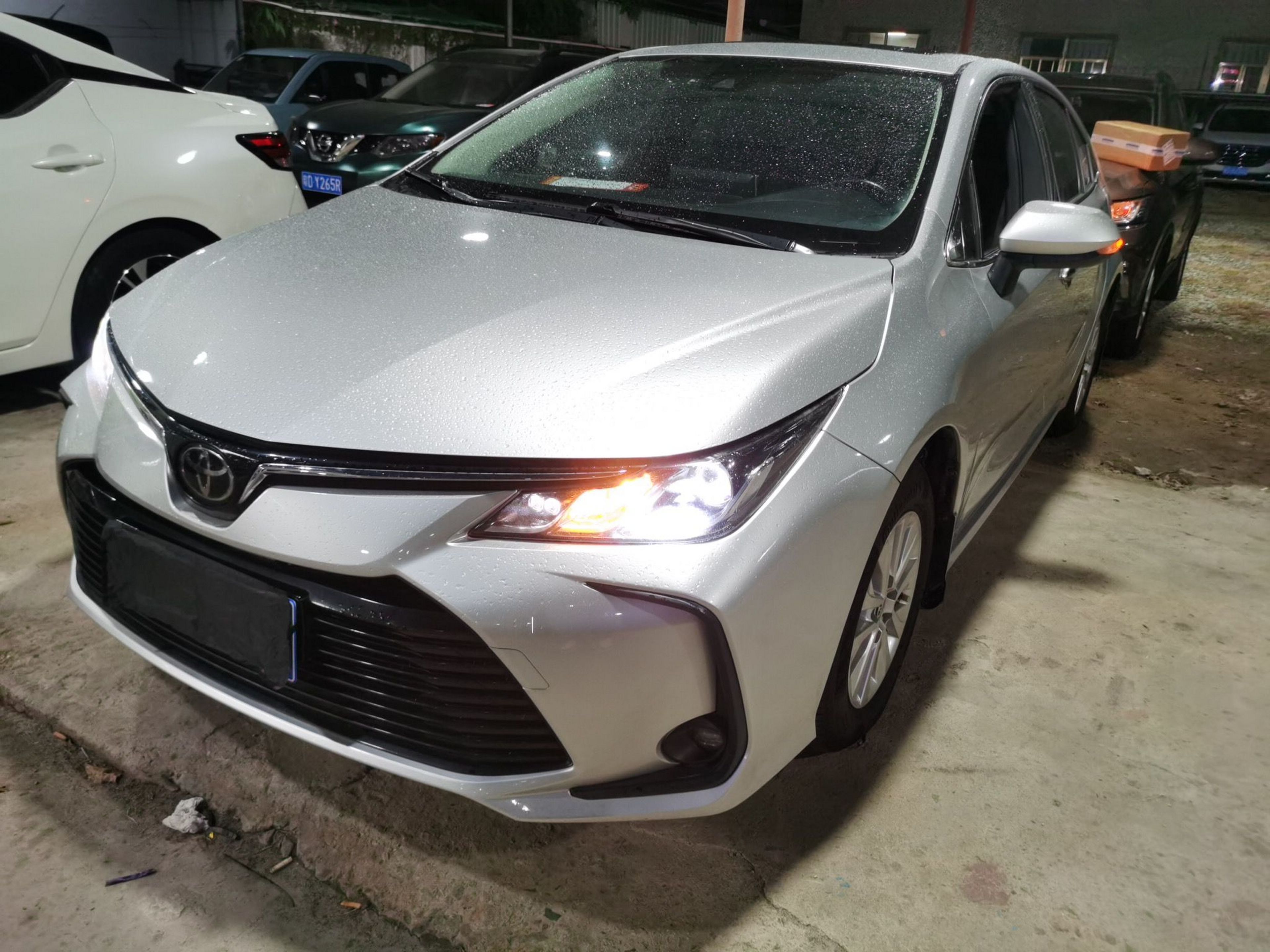 تحت مقدمة السيارة