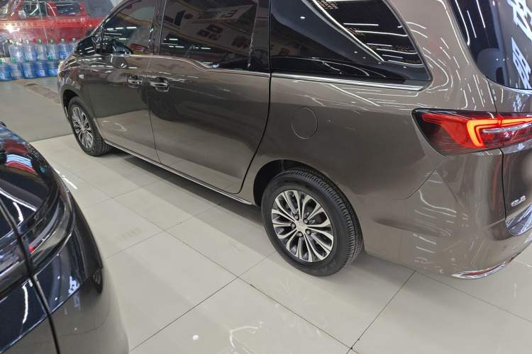 Used Buick GL8 2023 Facelifted Land Cruiser Executive Luxury Version
