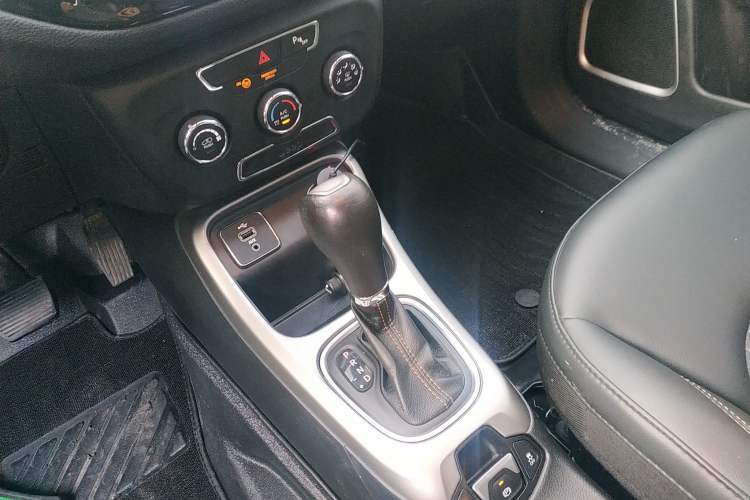 Used  Compass 2017 200T Automatic Enjoyment Version
