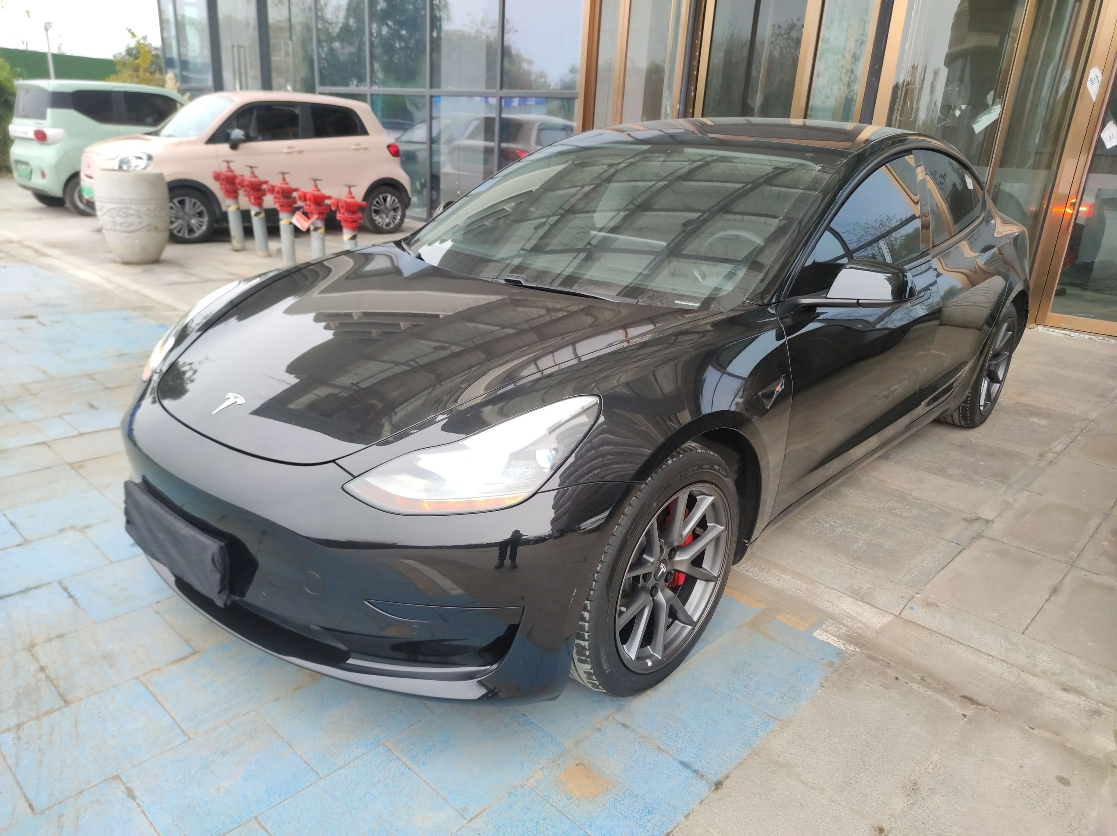 Под передней частью автомобиля