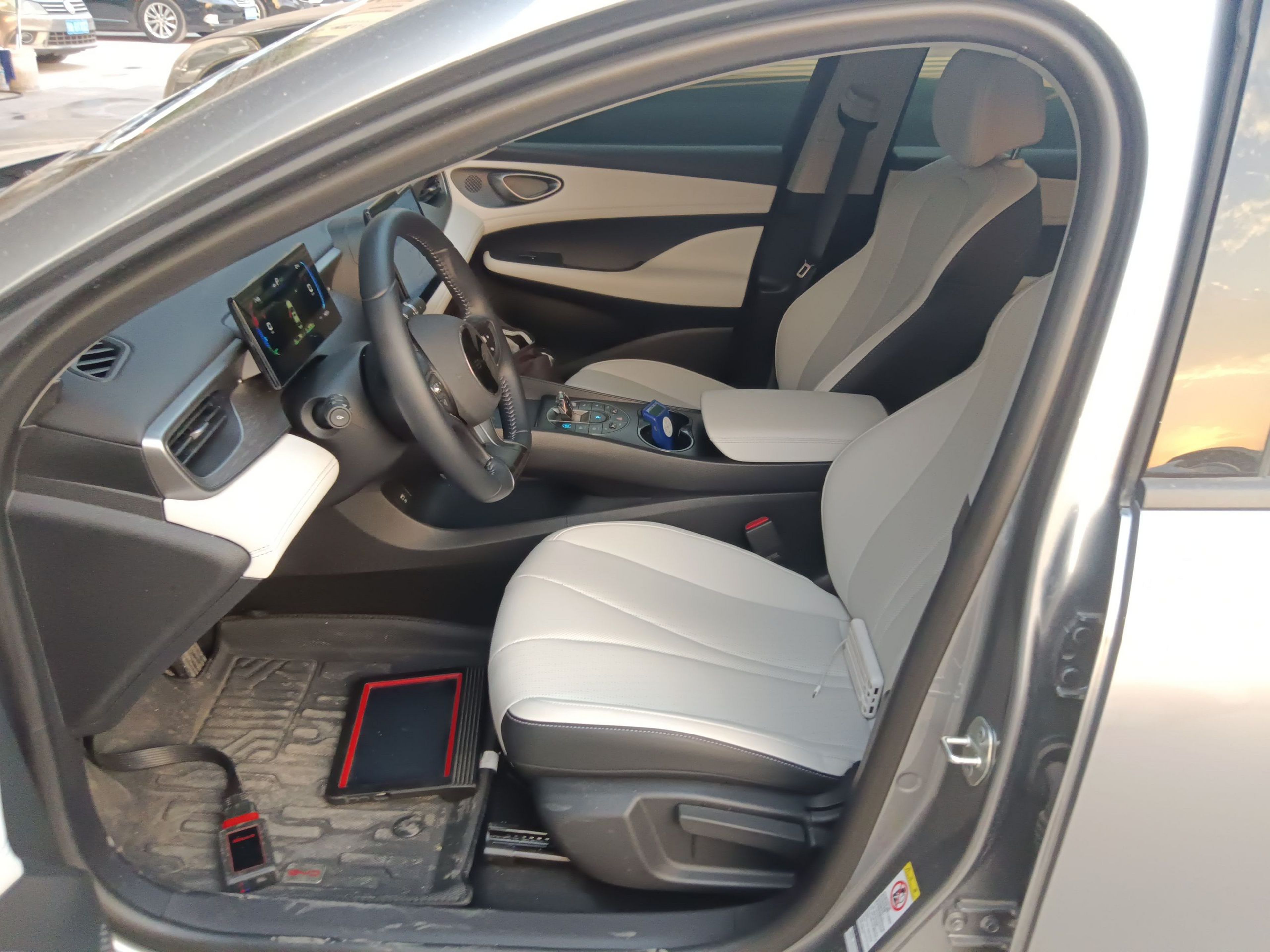 المقاعد الأمامية داخل السيارة