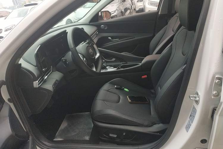 Used Hyundai Elantra 2022 1.5L CVT LUX Prestige Edition
