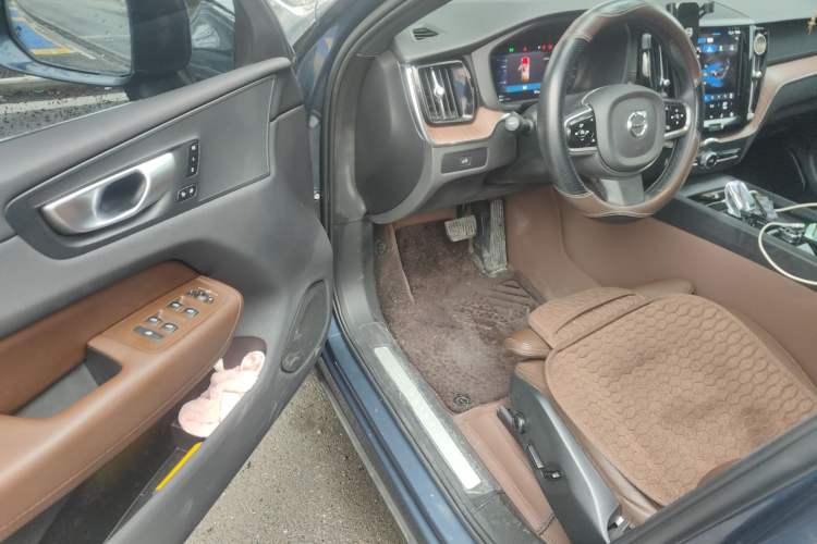 Used Volvo XC60 2023 B5 4x4 Smart Luxury Edition