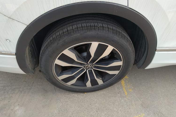 Used Volkswagen Tiguan L 2024 Outstanding Model 330TSI Automatic Two-Wheel Drive R-Line Dragon Glory Edition
