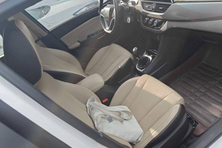 Used Baojun 310W 2017 1.5L Manual Fashion Model China V
