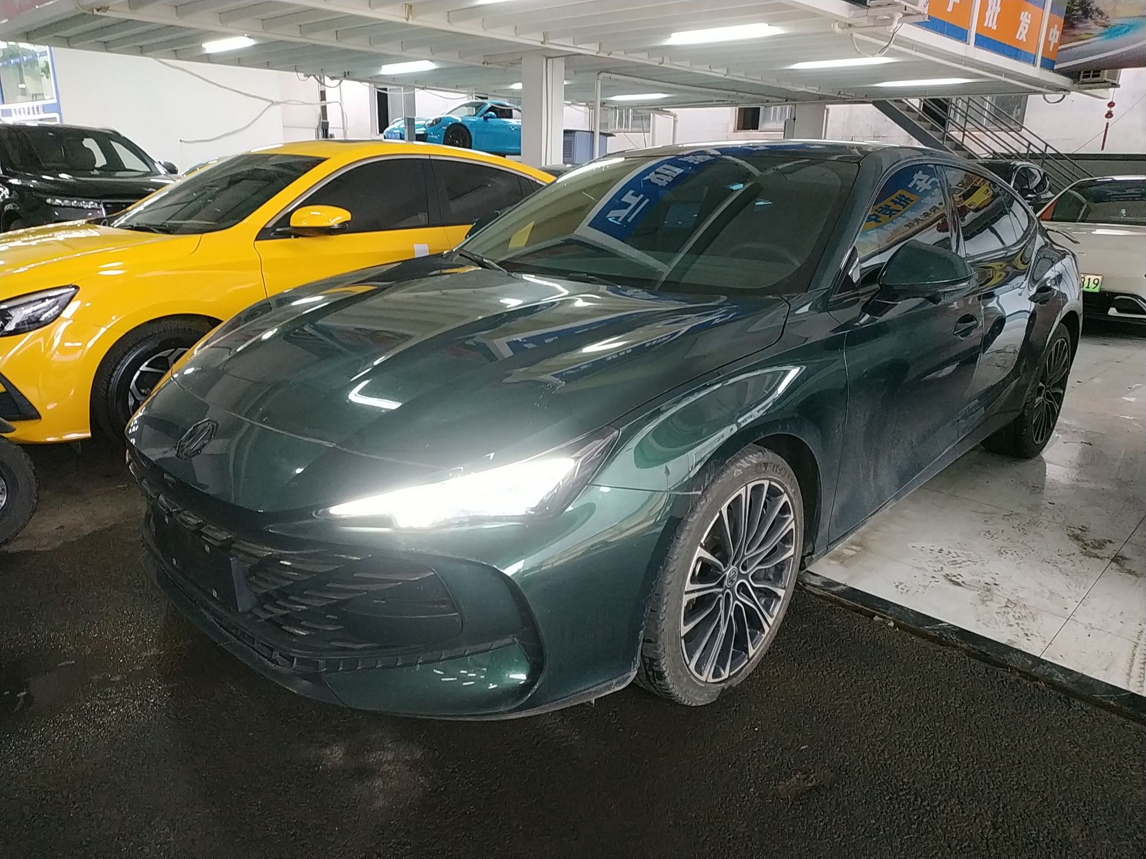 تحت مقدمة السيارة