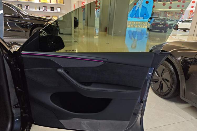 Used Tesla Model Y 2025 Long-Range All-Wheel-Drive Version
