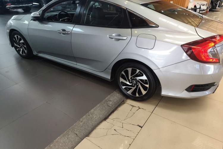 Used Honda Civic 2016 220TURBO CVT Luxury Edition
