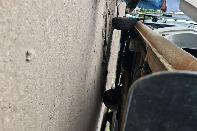 Used SAIC MAXUS Xintu V80 2023 2.0T AMT Classic Aoyuntong Short Wheelbase Mid-Roof 5/6-Seater
