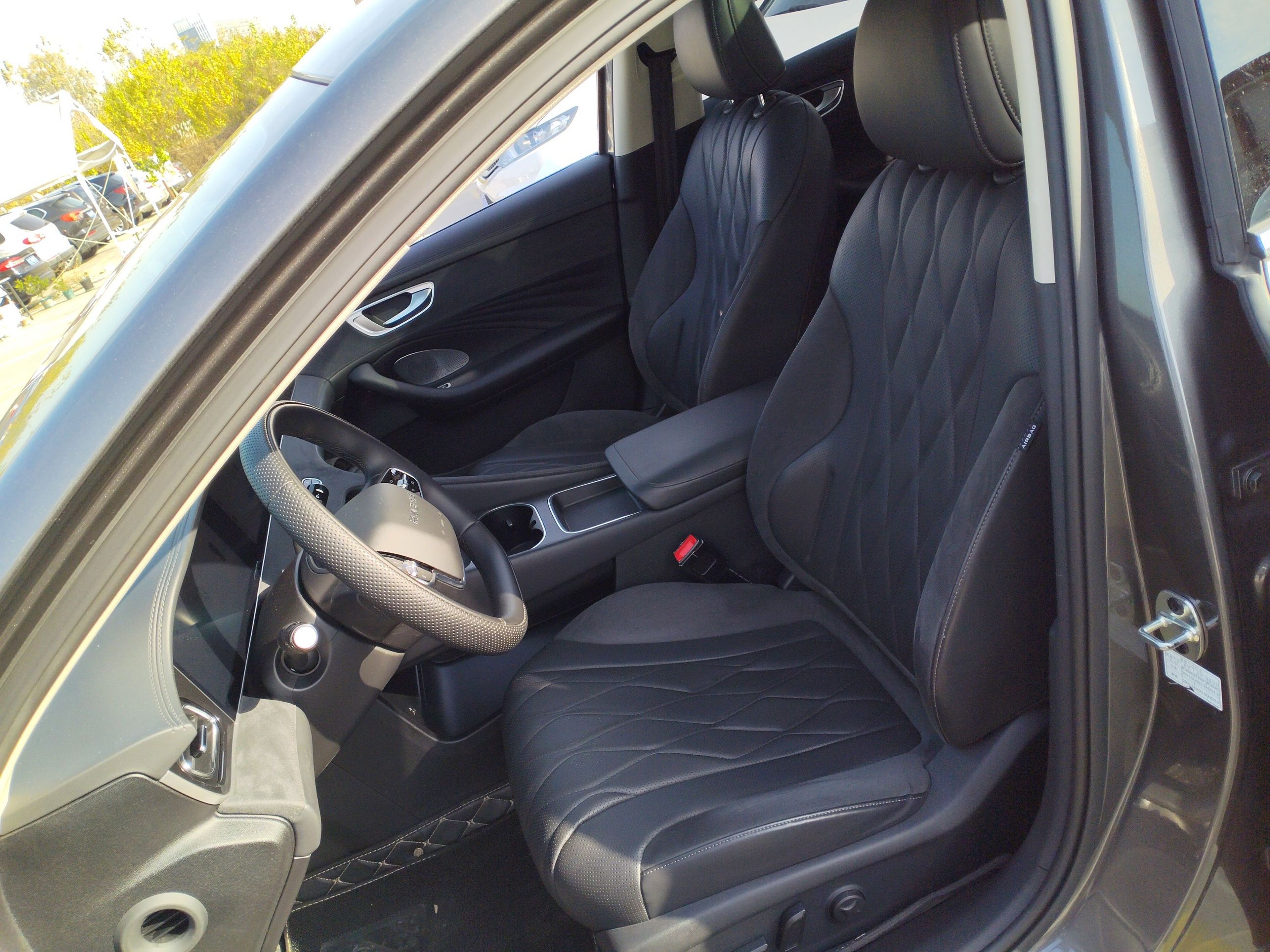 Переднее сиденье в автомобиле