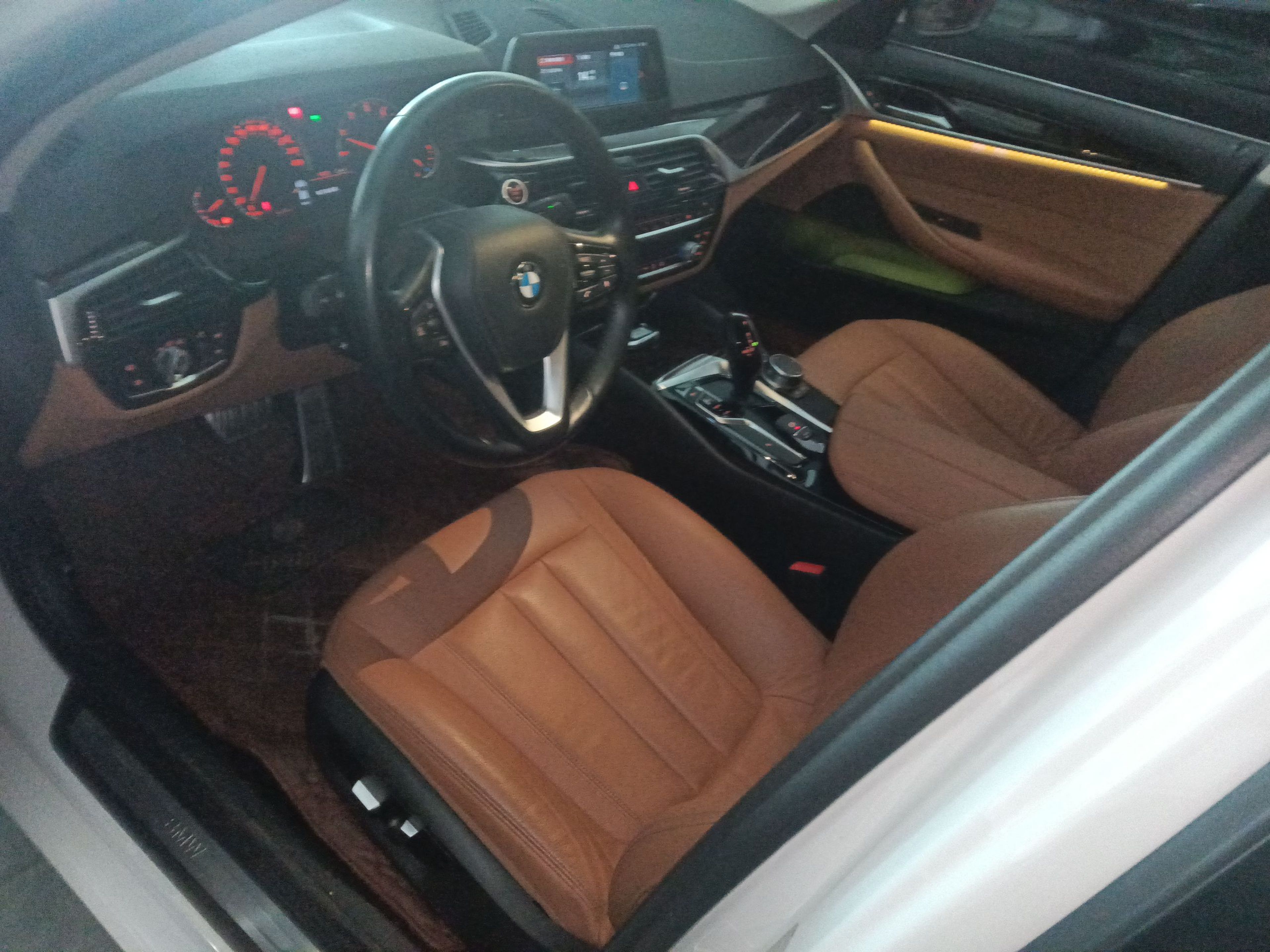 المقاعد الأمامية داخل السيارة