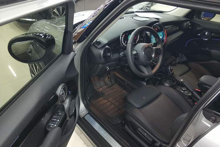 Used  MINI 2023 1.5T COOPER Artist Five-Door Edition
