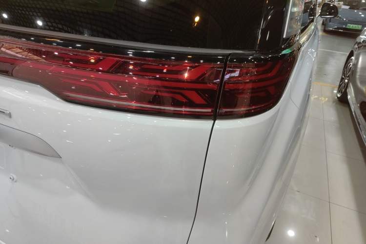 Used Denza D9 2024 EV 600 Four-Wheel-Drive Flagship Model
