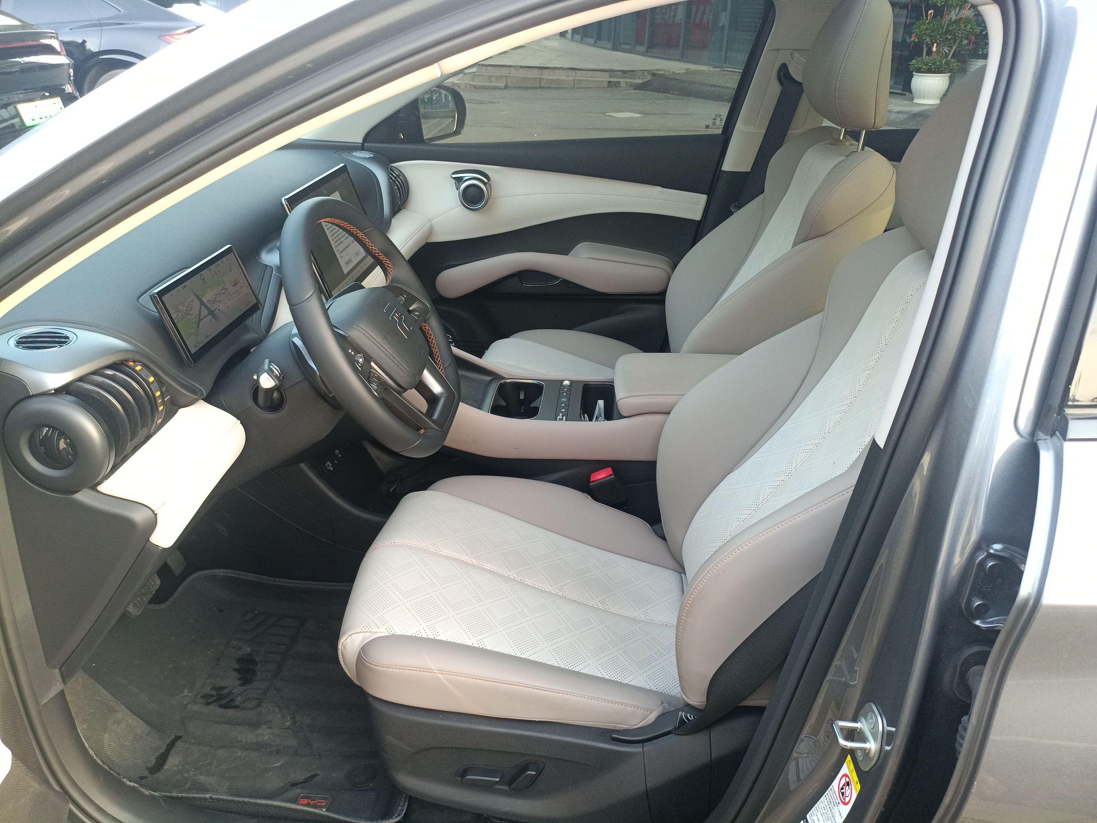 Переднее сиденье в автомобиле