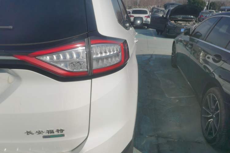 Used Ford Edge 2017 EcoBoost 245 Two-Wheel-Drive Sporty 7-Seater
