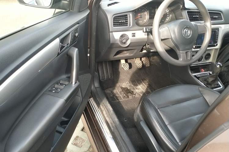 Used Volkswagen Gran Lavida 2013 1.6L Manual Comfort Model
