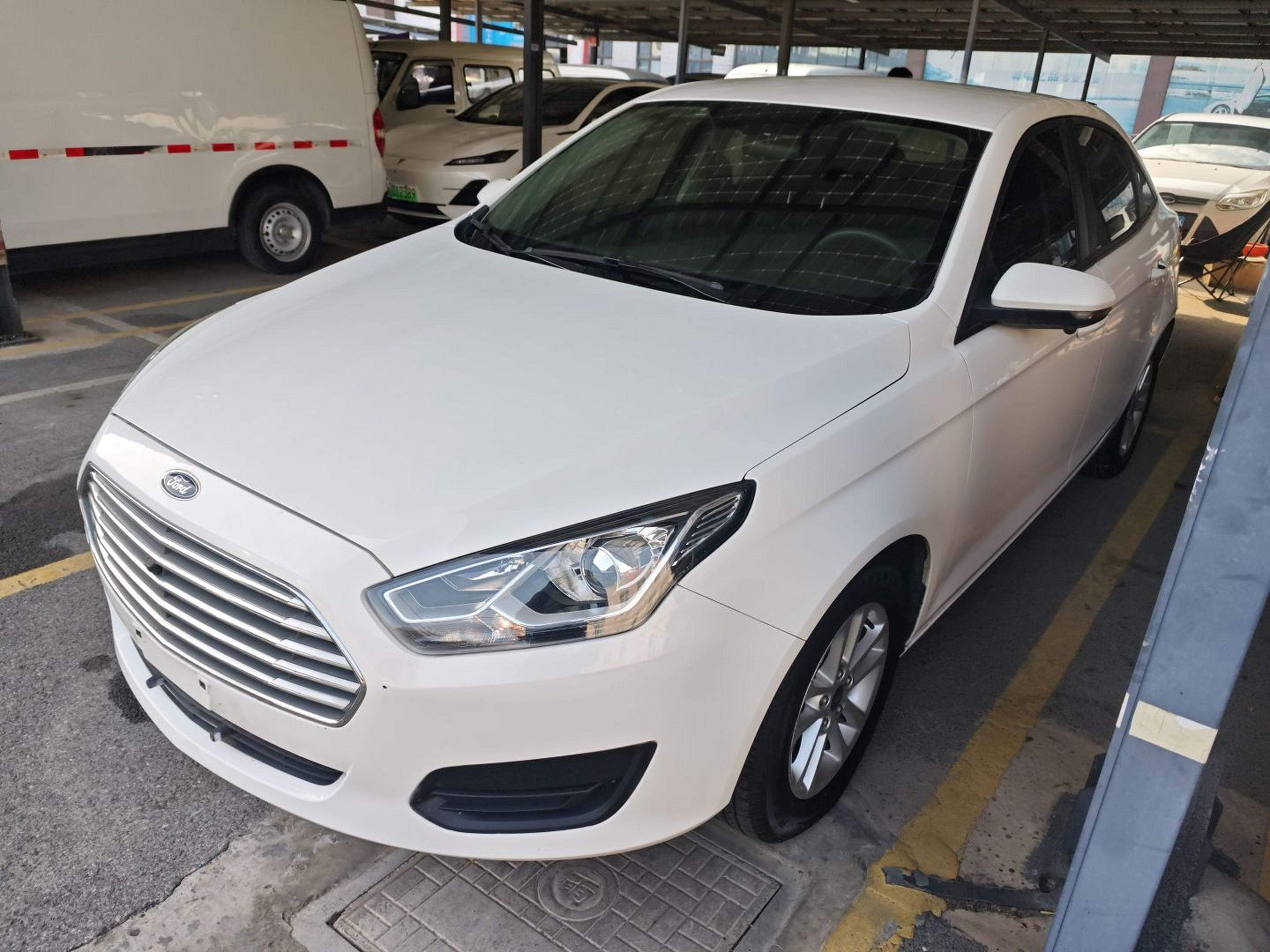 Под передней частью автомобиля