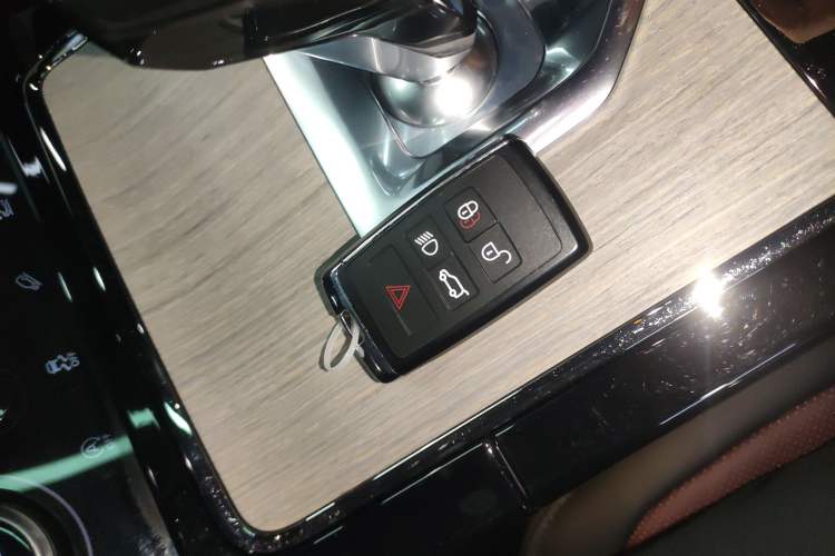 Used Land Rover Range Rover Evoque 2021 Range Rover Velar 249 PS R-Dynamic S Performance Edition
