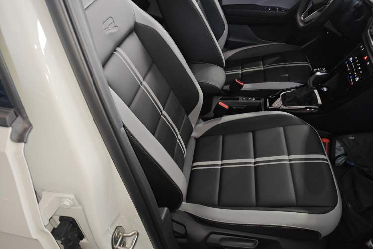 Used Volkswagen T-ROC 2024 300TSI DSG Two-Wheel-Drive Chen Guang Edition
