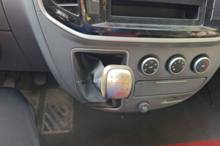 Used SAIC MAXUS Xintu V80 2019 2.5T Classic Edition 6-Speed Manual – Aoyuntong Modified Version Short Wheelbase Mid-Height Roof 5/6 Seats
