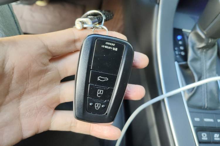 Used Toyota Avalon 2019 Dual-Engine 2.5L XLE Prestige Version China VI Standard
