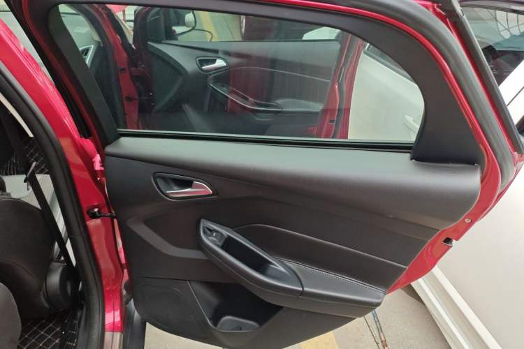 Used Ford Focus 2012 Hatchback 1.6L Manual Fashion Edition
