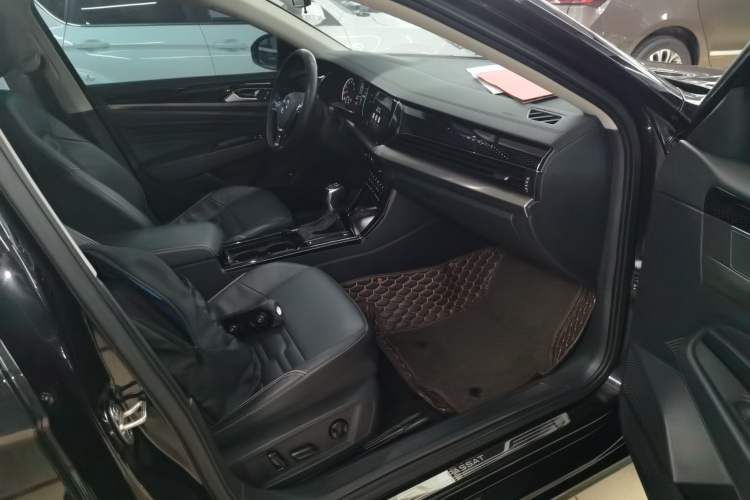 Used Volkswagen Passat 2020 Facelift 330TSI Elite Edition China VI Standard
