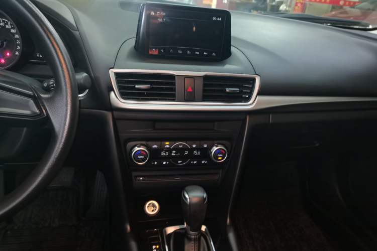 Used Mazda Mazda 3 Axela 2019 Cloud-Controlled Version Hatchback 1.5L Automatic Luxury Model Emission Standard China V
