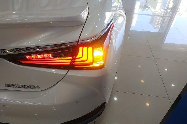 Used Lexus ES 2022 300h Excellence Edition
