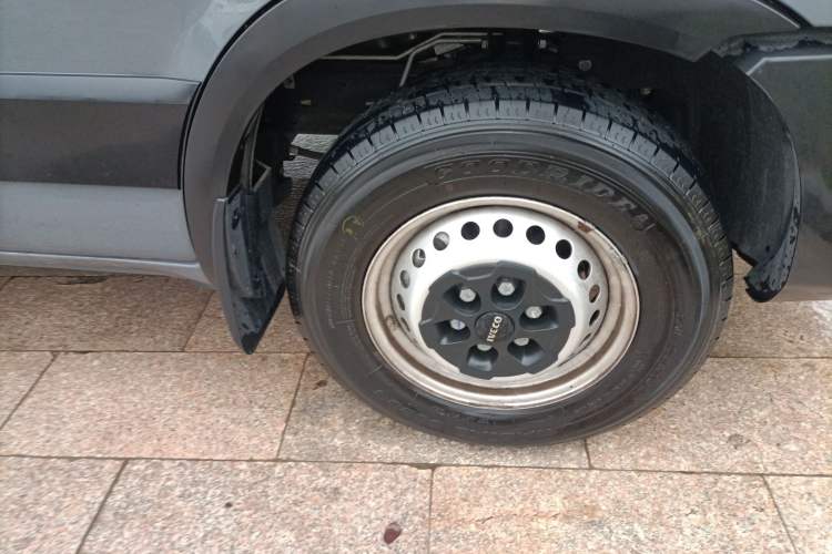 Used Iveco Eurocargo 2021 3.0T Automatic Chao Rui Short Wheelbase Low-Roof Side-Sliding Door F1C
