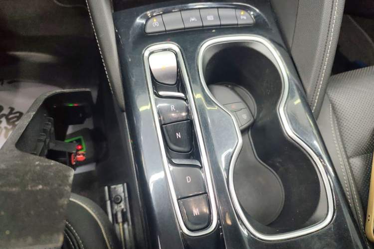 Used Buick Envision 2022 Facelift Encore S 552T Two-Wheel-Drive Luxury Model
