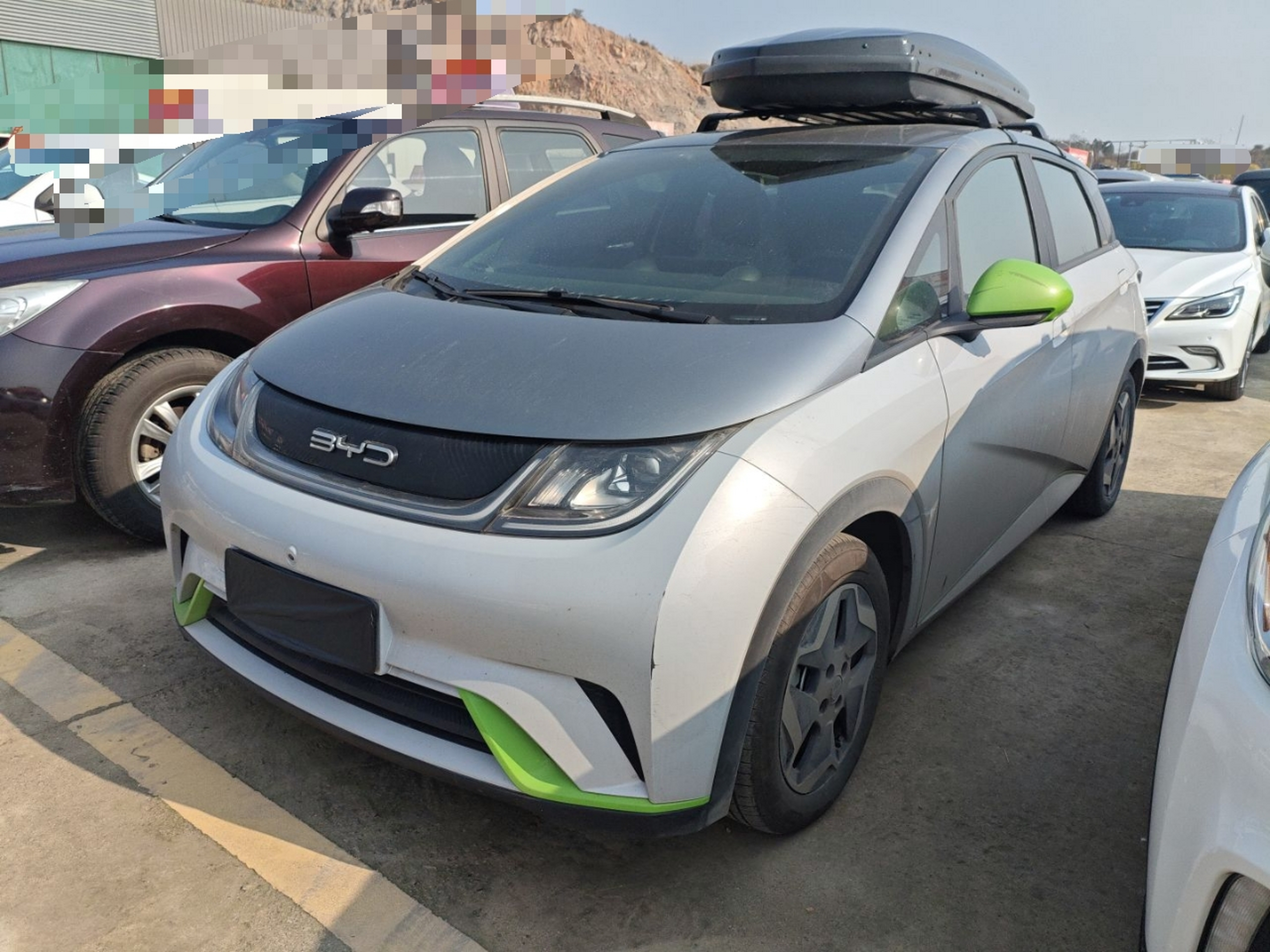 تحت مقدمة السيارة