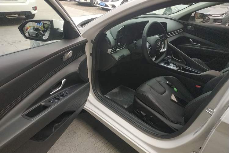 Used Hyundai Elantra 2022 1.5L CVT LUX Prestige Edition
