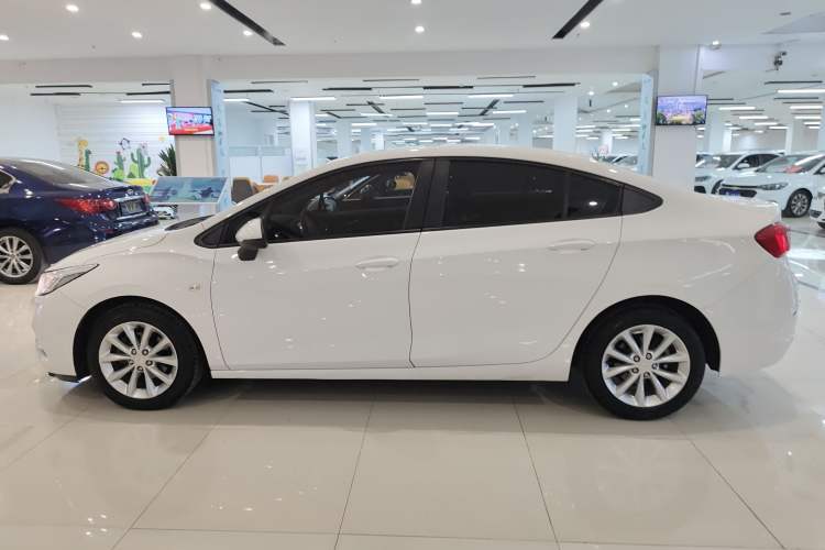 Used Chevrolet Cruze 2018 320 Automatic Pioneer Sunroof Edition
