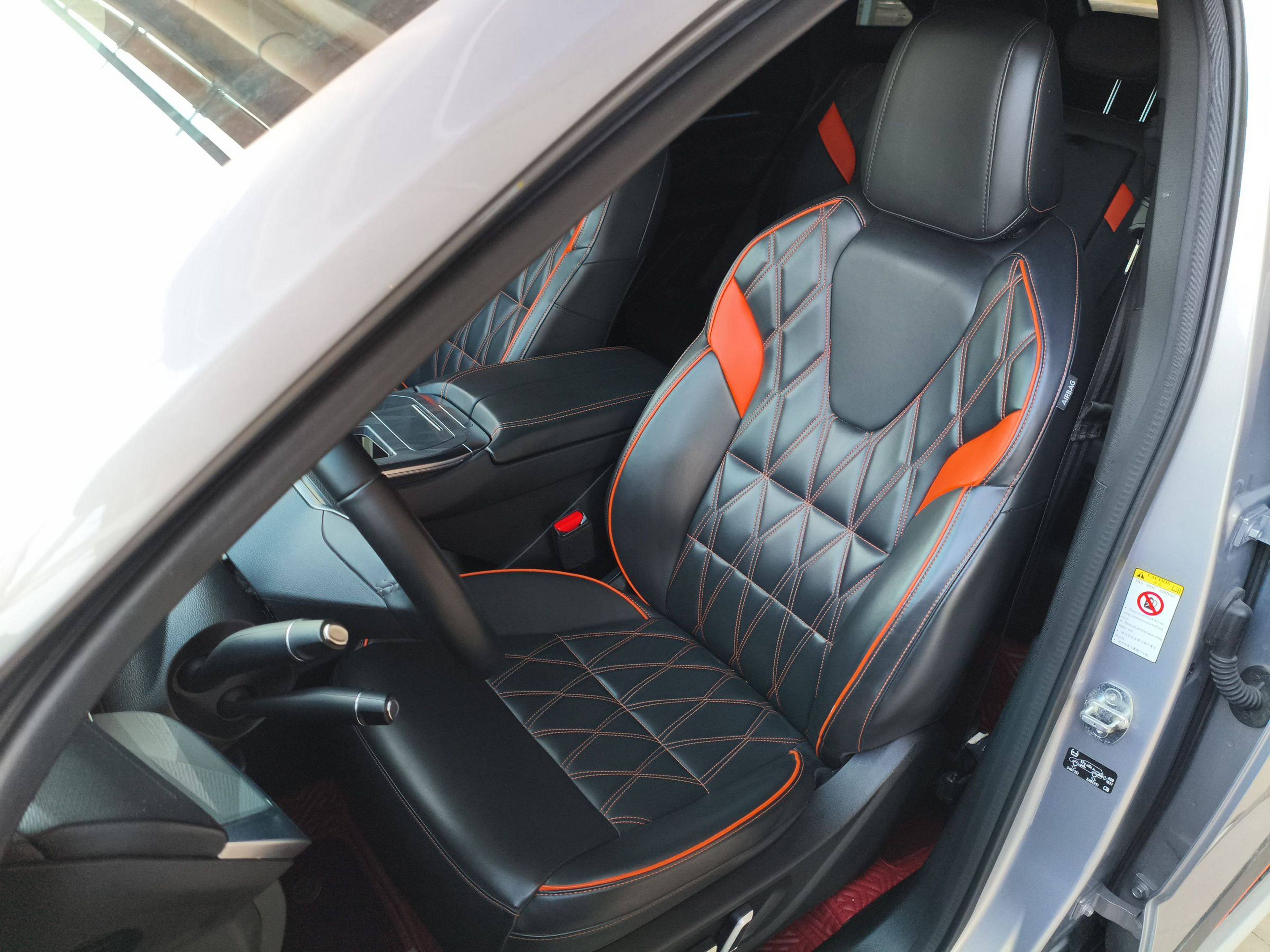 Переднее сиденье в автомобиле