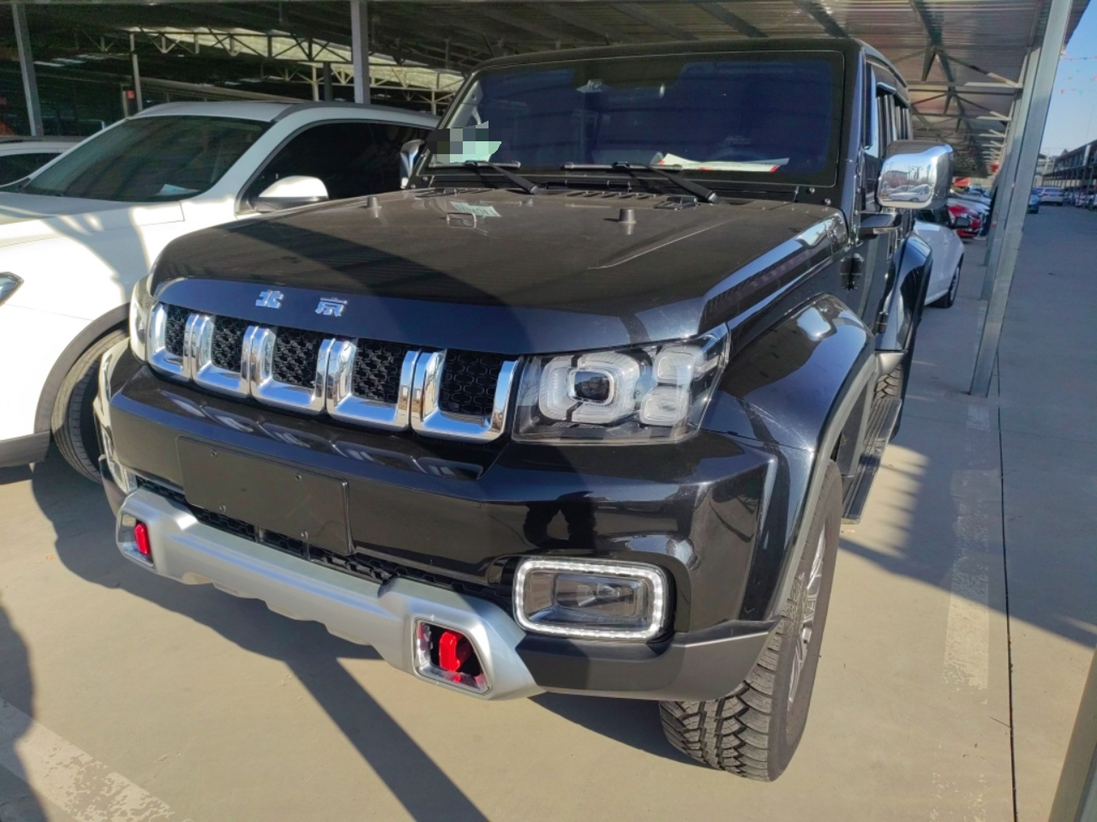 تحت مقدمة السيارة