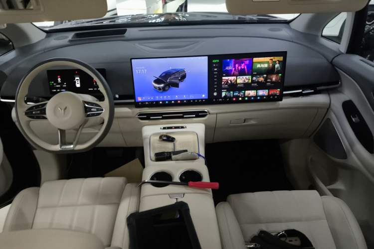 Used VOYAH Dream 2025 PHEV Four-Wheel Drive Prestige Kunpeng Edition
