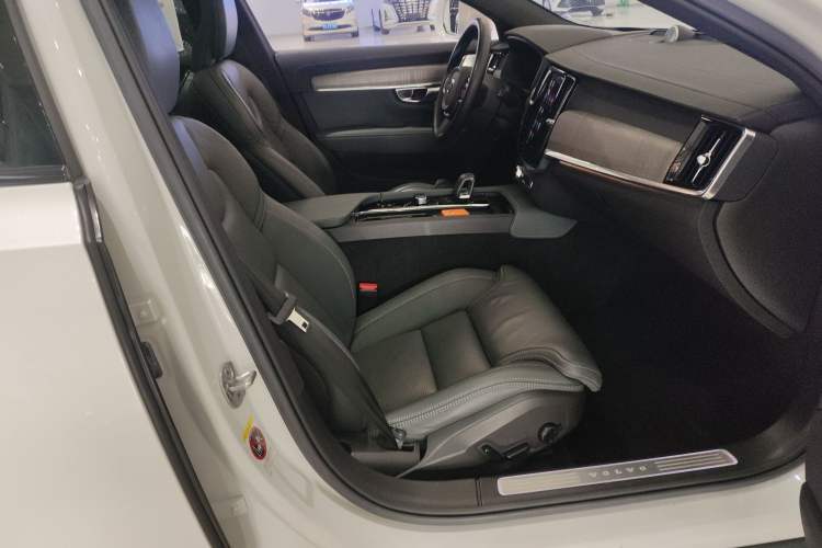 Used Volvo V90 2022 Cross Country B5 AWD Prestige Edition