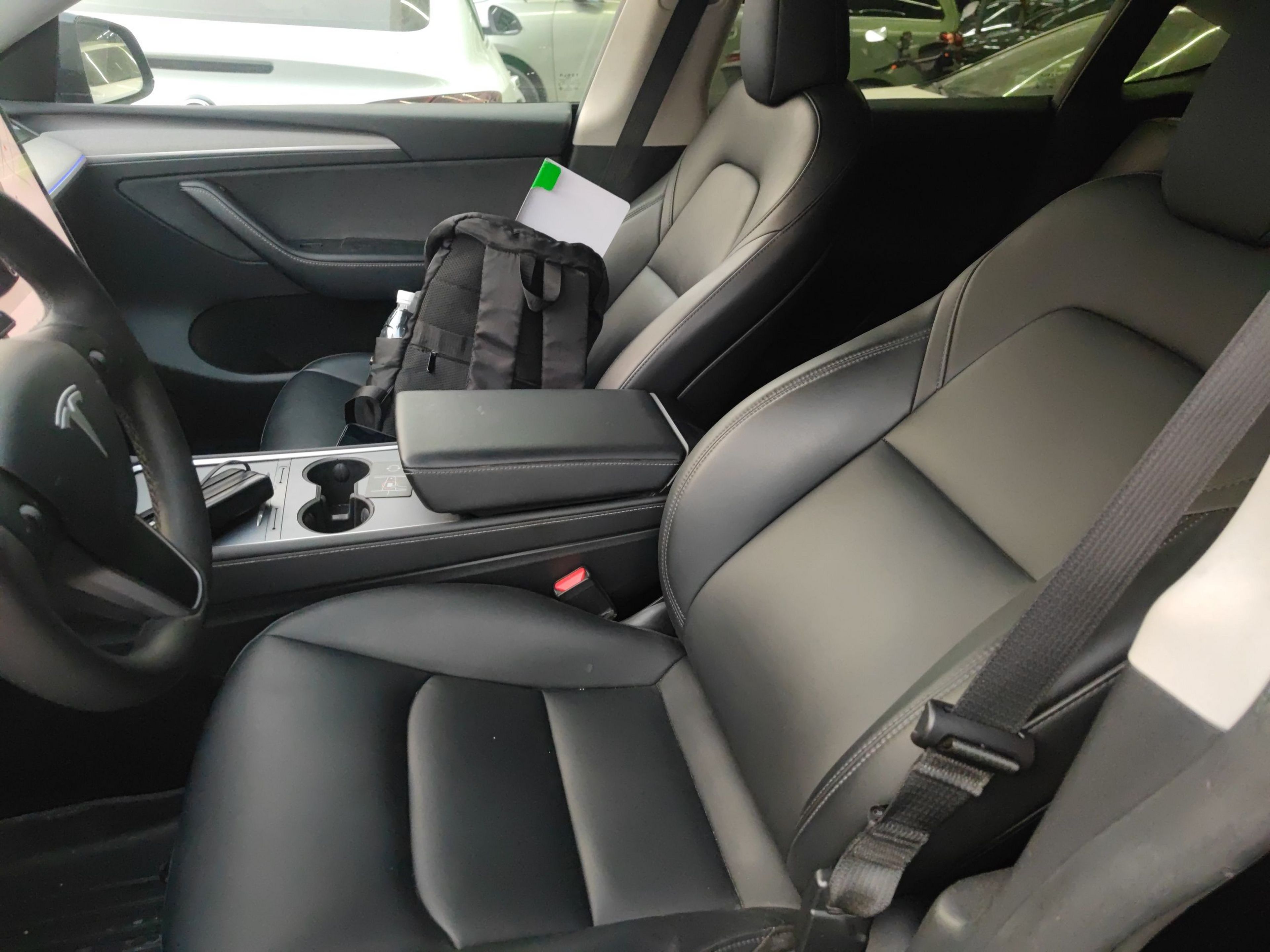 Переднее сиденье в автомобиле