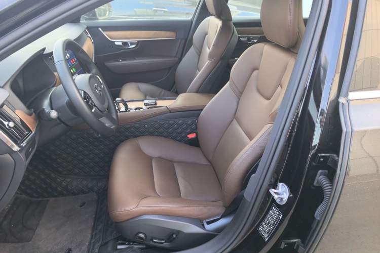 Used Volvo S90 2025 B5 Zhiyi Luxury Edition
