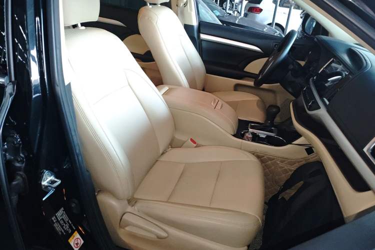 Used Toyota Highlander 2018 2.0T Two-Wheel Drive Elite Edition 7 Seats China VI Standard
