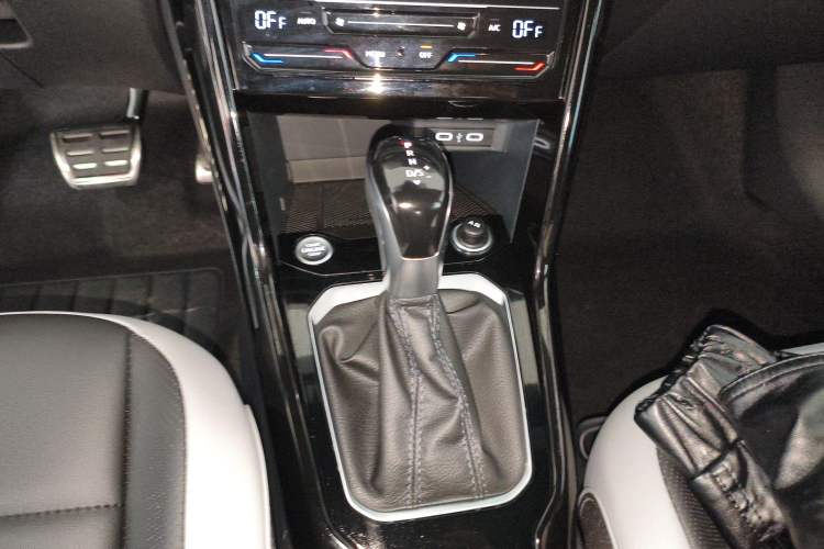 Used Volkswagen T-ROC 2025 300TSI DSG Two-Wheel Drive Chen Guang Edition
