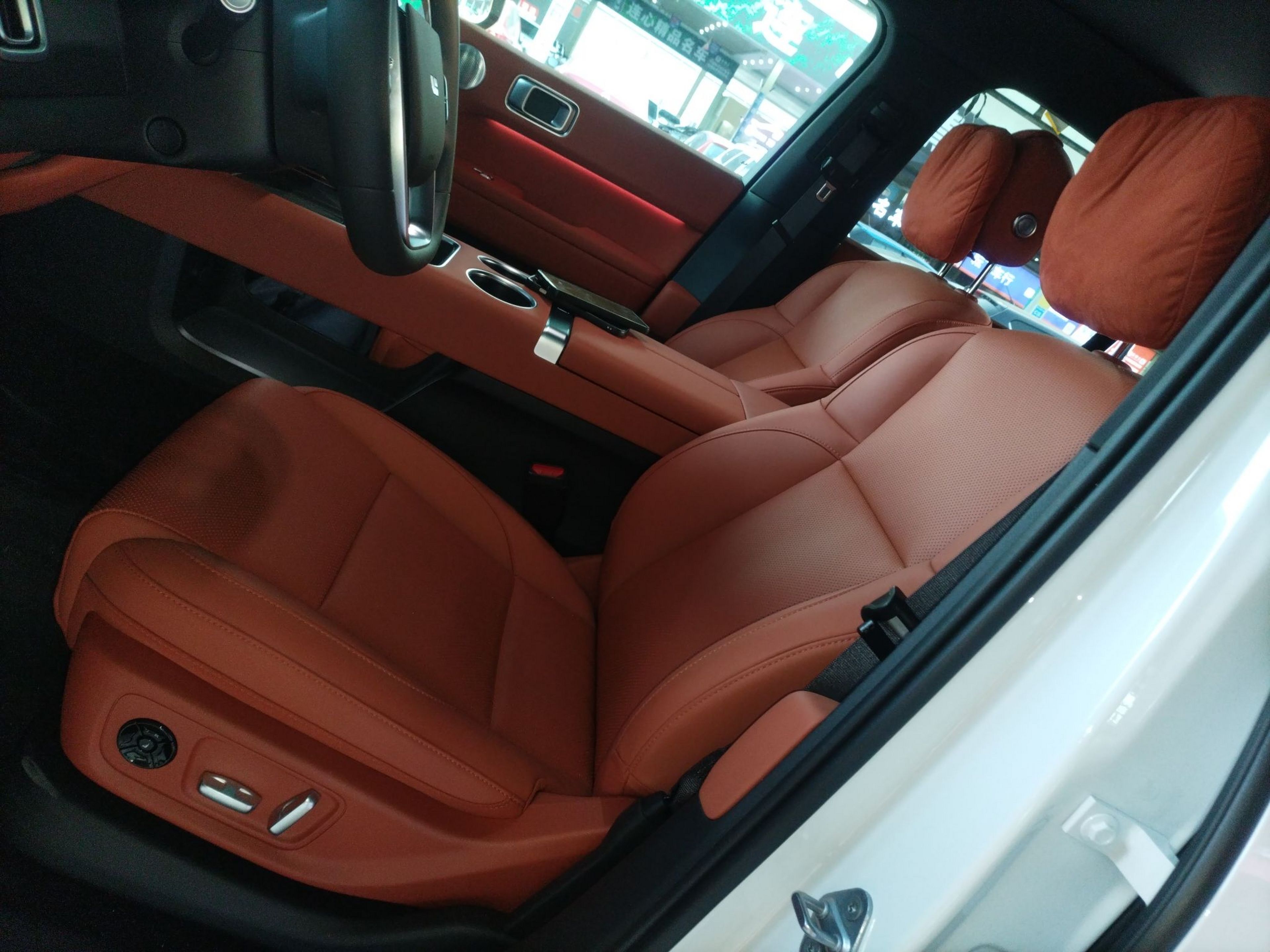 المقاعد الأمامية داخل السيارة