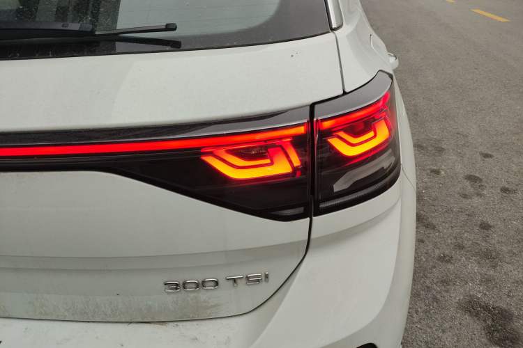 Used Volkswagen T-ROC 2025 300TSI DSG Two-Wheel Drive Chen Guang Edition
