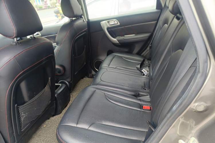 Used Haval H6 2013 Upgraded Model 2.4L Automatic Two-Wheel Drive Elite Version