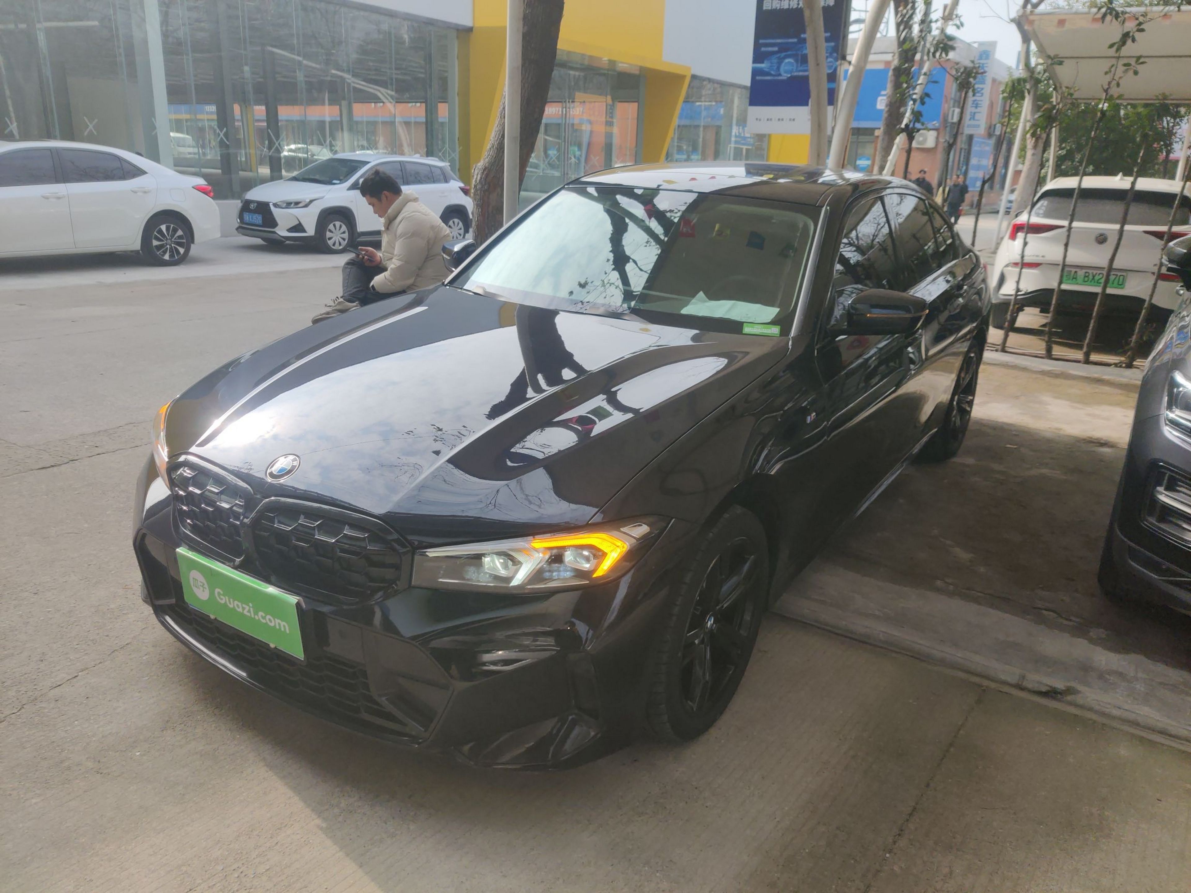 Под передней частью автомобиля