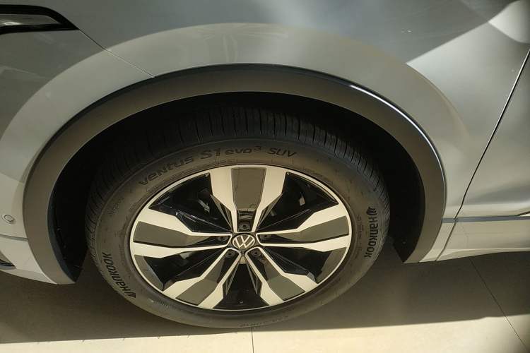 Used Volkswagen Tiguan L 2024 Outstanding Model 330TSI Automatic Two-Wheel Drive R-Line Dragon Glory Edition
