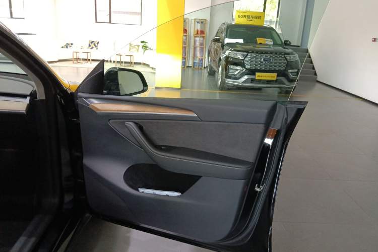 Used Tesla Model Y 2021 Long-Range All-Wheel-Drive Version
